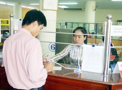 BIDV là một trong những ngân hàng đã tham gia ký kết thu ngân sách nhà nước qua ngân hàng. Trong ảnh: Giao dịch tại BIDV Vũng Tàu. Ảnh: NHỰT THANH