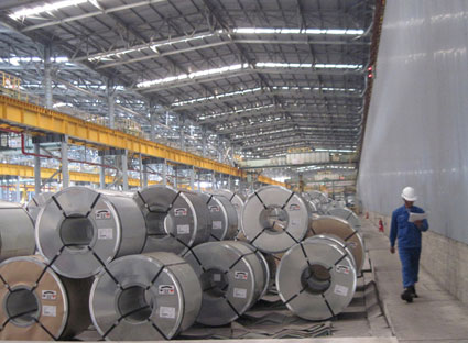 Sản xuất thép tại Công ty Posco (huyện Tân Thành).