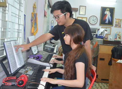 Anh Thiên Trí, giáo viên lớp nhạc Thiên Lý (100/54, Bình Giã, TP. Vũng Tàu) hướng dẫn cho học viên Thủy Tiên học đàn piano.