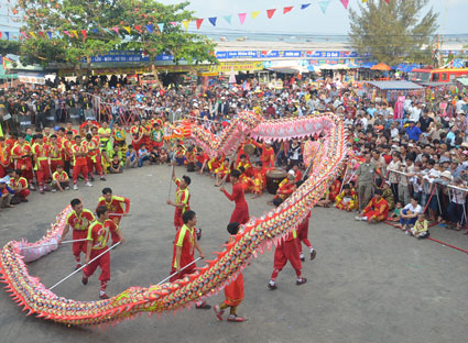 Đông đảo người dân và du khách thưởng thức múa lân-sư-rồng tại Lễ hội Dinh Cô.