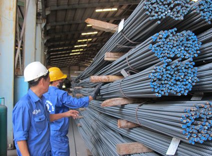 Trong quá trình hội nhập, sắt thép là mặt hàng được dự báo sẽ gặp phải sức cạnh tranh lớn nhất từ hàng nhập khẩu của nước ngoài. Trong ảnh: Sản xuất thép tại Nhà máy thép Đồng Tiến (huyện Tân Thành).