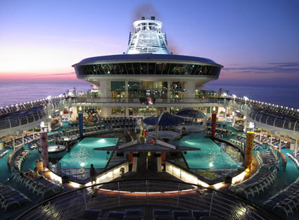 Hai hồ bơi lớn trên tàu Mariner of the Seas.