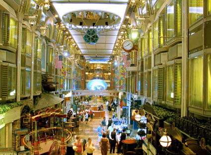 Khu mua sắm trên đại lộ hoàng gia trên du thuyền Mariner of the Seas.