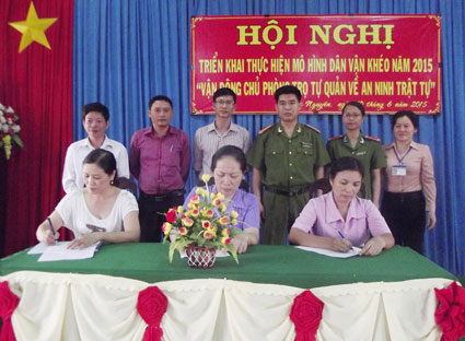 Các chủ phòng trọ ký cam kết thực hiện tốt mô hình “Vận động chủ phòng trọ tự quản về an ninh trật tự”.