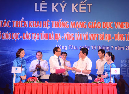 Ông Vũ Minh Khiêm, Giám đốc VNPT BR-VT  (thứ 3 từ trái sang) và ông Nguyễn Thanh Giang, Giám đốc Sở GD-ĐT (thứ 3 từ phải sang) ký kết hợp  tác triển khai mạng giáo dục vnEdu.
