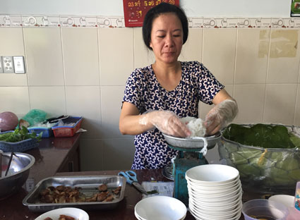 Nhân viên quán bún chả Hà Nội chuẩn bị phần ăn cho khách.