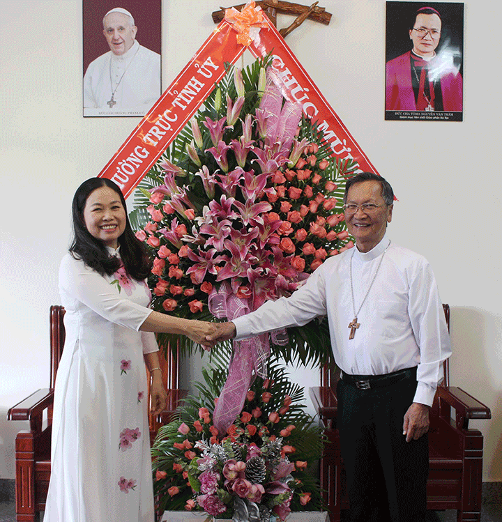 Đồng chí Nguyễn Thị Yến, Phó Bí thư Thường trực Tỉnh ủy tặng hoa chúc mừng Giáng sinh đến Giám mục Nguyễn Văn Trâm, Giám mục Giáo phận Bà Rịa.