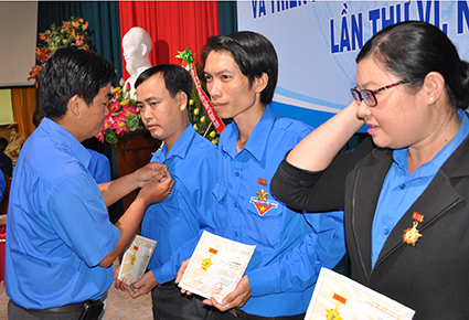 Anh Lê Văn Minh, Phó Bí thư Tỉnh Đoàn, Chủ tịch Hội LHTNVN tỉnh trao kỷ niệm chương “Vì thế hệ trẻ” của Trung ương Đoàn cho các cá nhân.