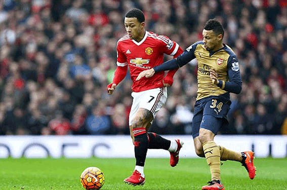 Arsenal (phải) thi đấu nhạt nhòa trước đội hình trẻ của MU.