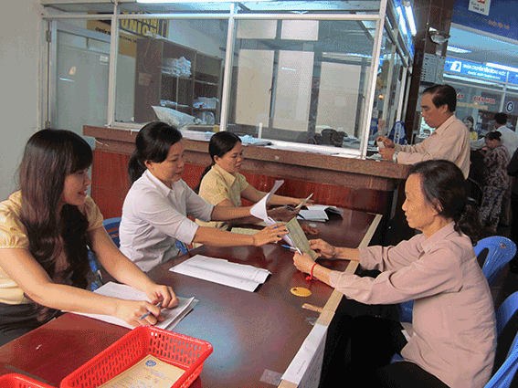 Người dân nhận lương hưu tại Bưu điện tỉnh. Ảnh: MINH TÂM