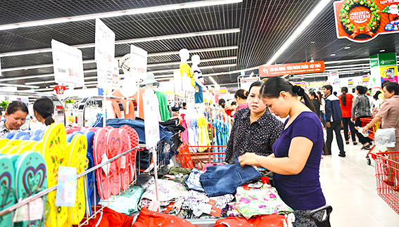Để chen chân đưa được hàng vào hệ thống bán lẻ hiện đại không đơn giản đối với các DN Việt Nam. Trong ảnh: Khách hàng chọn mua quần áo tại siêu thị Lotte. 