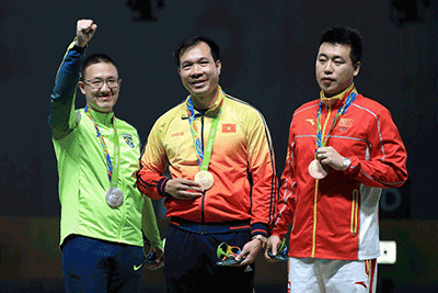 Xạ thủ Hoàng Xuân Vinh (giữa) đã phá kỷ lục Olympic 2016, đem về tấm Huy chương Vàng cho thể thao Việt Nam sau 60 năm “khát vàng”.