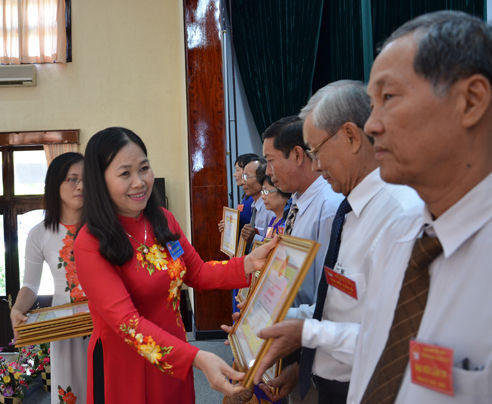 Đồng chí Nguyễn Thị Yến, Phó Bí thư Thường trực Tỉnh ủy trao tặng Bằng khen của Tỉnh ủy, Hội Khuyến học Việt Nam cho cán bộ khuyến học có nhiều đóng góp cho phong trào khuyến học - khuyến tài.
