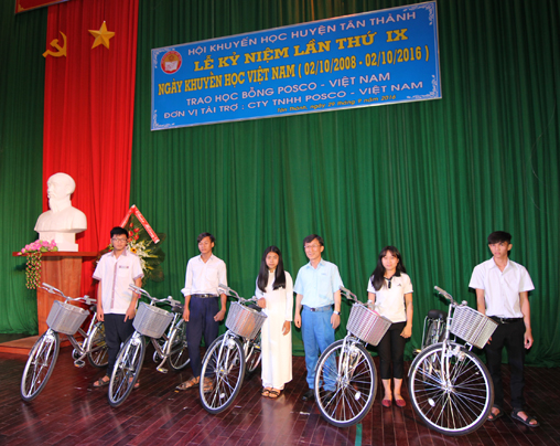 Ông Kim Dong Ho, Tổng Giám đốc Công ty TNHH Posco Việt Nam (thứ 3 từ phải qua) trao xe đạp cho học sinh nghèo huyện Tân Thành.