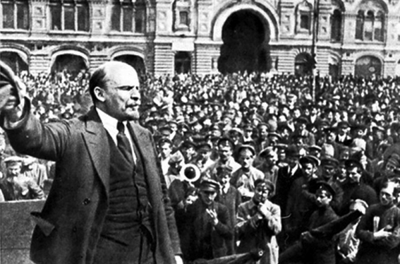 Lenin diễn thuyết trước các chiến sĩ cách mạng Hồng vệ binh tại Quảng trường đỏ Moscow trong Cách mạng tháng Mười Nga. Ảnh: Internet