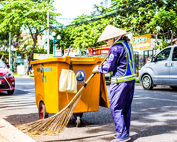 Người lao động luôn mong được thưởng Tết để sắm sửa, chi tiêu dịp Tết. Trong ảnh: Chị Trần Thị Hòa, công nhân Công ty CP Dịch vụ môi trường và Công trình đô thị Vũng Tàu đang quét rác trên đường Thống Nhất.