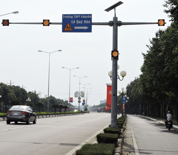 Đèn chớp vàng sử dụng pin năng lượng mặt trời được lắp đặt trên đường 3-2, đoạn gần Trường THPT Lê Quý Đôn (TP.Vũng Tàu).