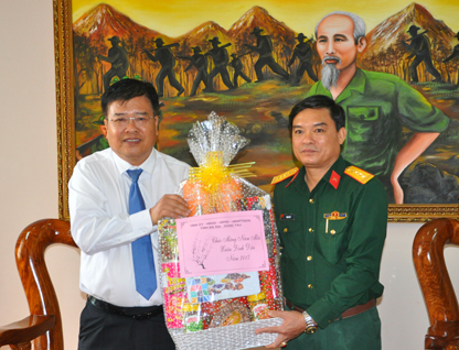 Đồng chí Nguyễn Văn Trình, Phó Bí thư Tỉnh ủy, Chủ tịch UBND tỉnh thăm và tặng quà Bộ chỉ huy Quân sự tỉnh. Ảnh: MINH NHÂN