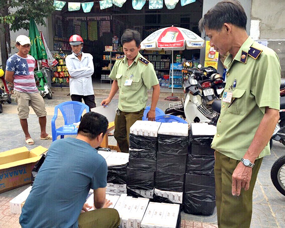 Một vụ vận chuyển thuốc lá lậu bị lực lượng quản lý thị trường phát hiện.