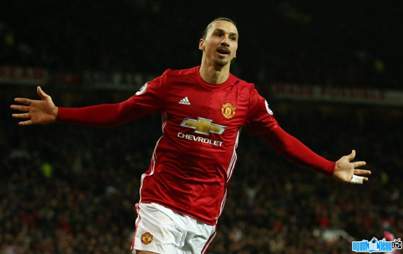Ở tuổi 35, Ibrahimovic vẫn là trụ cột của Manchester United.