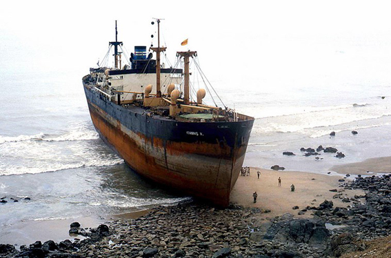 Tàu Ioannis mắc cạn tại Bãi Sau.