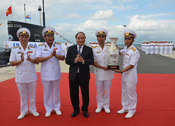 Thủ tướng Nguyễn Xuân Phúc trao quà cho cán bộ, chiến sĩ tàu ngầm 187 - Bà Rịa-Vũng Tàu.