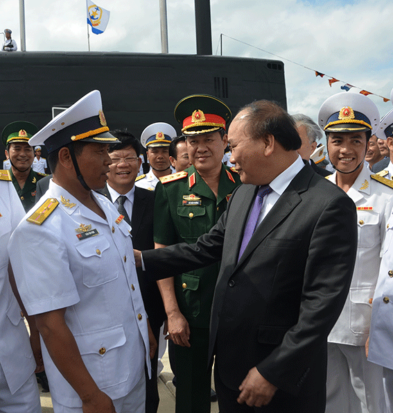 Thủ tướng Nguyễn Xuân Phúc thăm hỏi, động viên cán bộ, chiến sĩ 2 tàu ngầm.