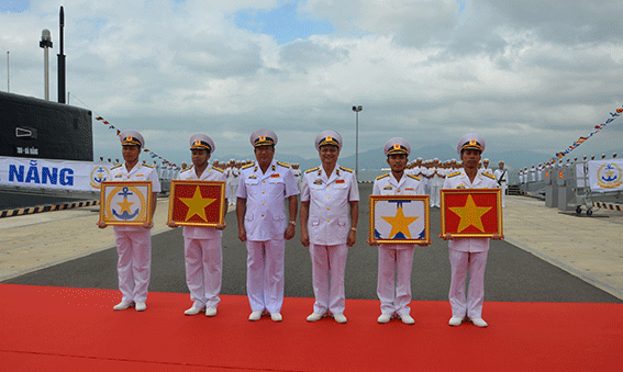 Lãnh đạo Quân chủng Hải quân trao Quốc kỳ và cờ Hải quân cho đại diện 2 tàu.