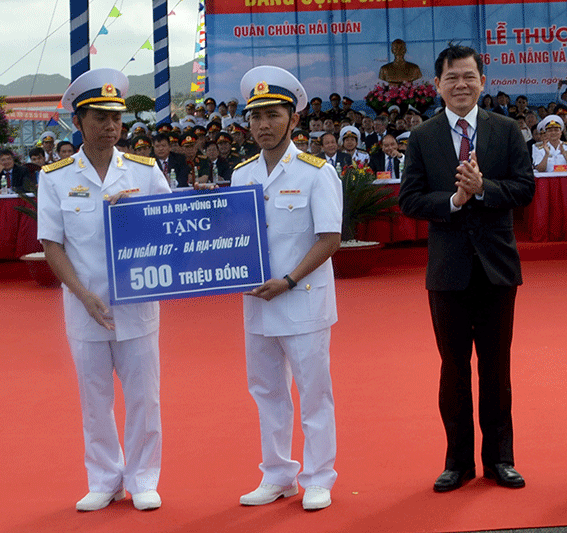 Đồng chí Nguyễn Hồng Lĩnh, Bí thư Tỉnh ủy trao tặng 500 triệu đồng cho đại diện tàu 187 – Bà Rịa-Vũng Tàu.