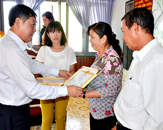 Đồng chí Nguyễn Văn Sớm, Tỉnh ủy viên, Bí thư Huyện ủy Long Điền tặng giấy khen cho các tổ chức cơ sở Đảng đạt danh hiệu “Trong sạch vững mạnh tiêu biểu” năm 2016.