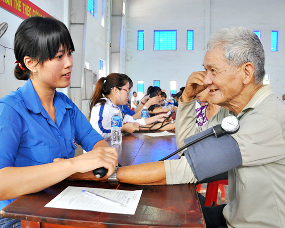 Đoàn viên, thanh niên Đoàn cơ sở Sở Y tế khám bệnh cho người nghèo xã Hòa Hiệp (huyện Xuyên Mộc). Ảnh: MINH NHÂN