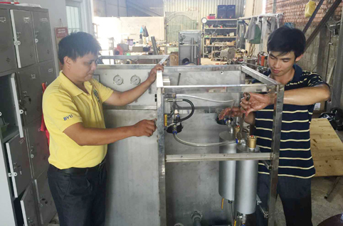Các giảng viên Khoa Cơ khí Trường Đại học BR-VT kiểm tra máy lọc nước mặn thành nước ngọt tại xưởng sản xuất (283, Nguyễn Hữu Cảnh, phường Thắng Nhất, TP. Vũng Tàu).