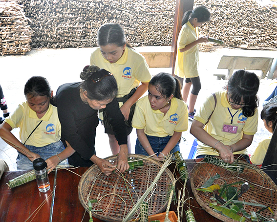 HS tham gia tour trải nghiệm học làm bánh tét tại Nhà Lớn, Long Sơn.