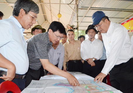 Chủ tịch HĐQT DIC Corp Nguyễn Thiện Tuấn trao đổi với đồng chí Nguyễn Văn Trình, Chủ tịch UBND tỉnh và đoàn công tác về quy hoạch xây dựng các dự án của DIC trên bản đồ quy hoạch.