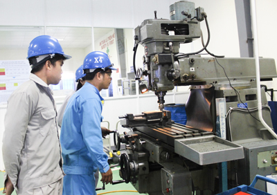 Sinh viên ngành chế tạo khuôn mẫu, Trường CĐ Kỹ thuật Công nghệ BR-VT trong giờ thực hành.  