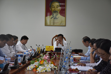 Đồng chí Nguyễn Văn Trình, Chủ tịch UBND tỉnh chủ trì cuộc họp.