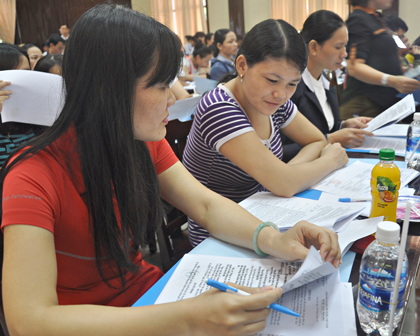 Người dân nghiên cứu hồ sơ pháp lý của dự án Trung tâm Hành chính TP. Vũng Tàu.