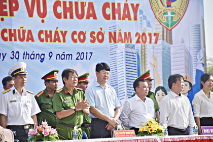 Lãnh đạo tỉnh và các ban, ngành, đơn vị tham dự lễ khai mạc Hội thao nghiệp vụ chữa cháy lực lượng PCCC cơ sở và chuyên ngành năm 2017.