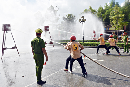 Các đội tham gia thi đấu môn đội hình 2 lăng B sử dụng máy bơm chữa cháy.