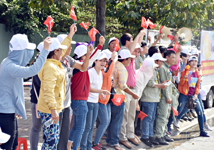 Hội thao nghiệp vụ chữa cháy lực lượng PCCC cơ sở và chuyên ngành năm 2017 được sự cổ vũ nhiệt tình của động đảo người xem.