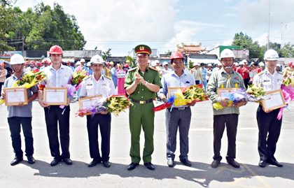 Ban tổ chức trao giải nhất, nhì, ba cho các đội đoại giải về môn thi tuyên truyền và về đội hình 2 lăng B sử dụng máy bơm chữa cháy.