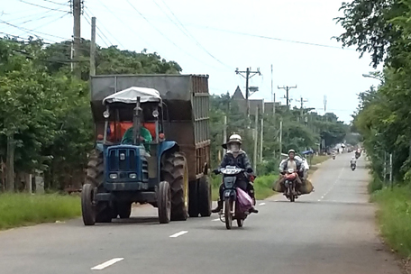 Các phương tiện lưu thông trên tỉnh lộ 328 qua địa phận xã Bàu Lâm, huyện Xuyên Mộc.