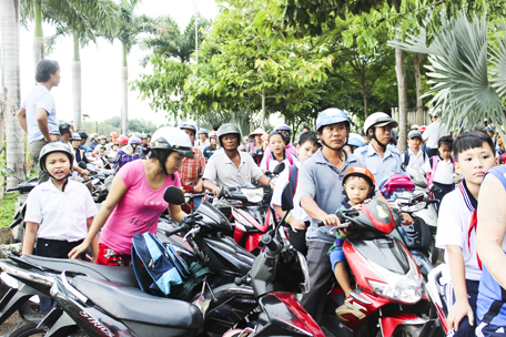 Con đường hiện hữu dẫn vào cổng phụ Trường TH Nguyễn Viết Xuân thường xuyên ùn tắc  vào giờ cao điểm. 