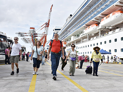 Du khách rời siêu tàu Sapphire Princess tham quan BR-VT.