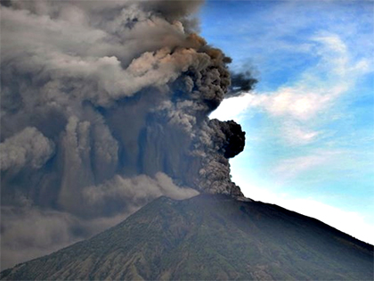 Núi lửa Agung (Bali, Indonesia) phun trào.