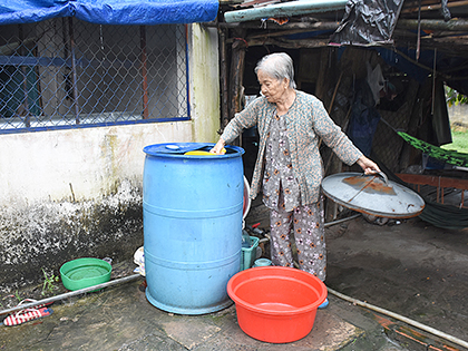 Nhà bà Nguyễn Thị Dám (ấp 4, xã Hắc Dịch, huyện Tân Thành) cách trại chăn nuôi heo Đông Á khoảng 30m.