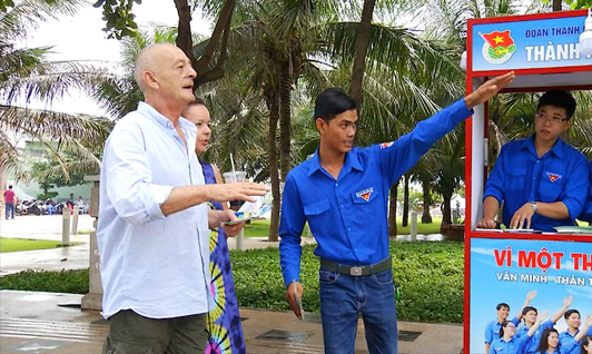 Lực lượng thanh niên tình nguyện (Thành Đoàn Vũng Tàu) chỉ đường cho 2 du khách nước ngoài đến di tích Bạch Dinh.