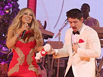 Mariah Carey (trái), tác giả ca khúc Giáng sinh “All I want for Christmas is you” rất được yêu thích.