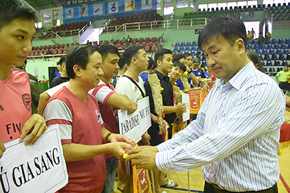 Ông Phan Thanh Sang, Phó Giám đốc Sở VH-TT, Trưởng Ban tổ chức giải trao cờ lưu niệm cho các đội dự giải.