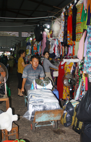 Tiểu thương chợ Vũng Tàu thu dọn hàng hóa đưa về nhà.